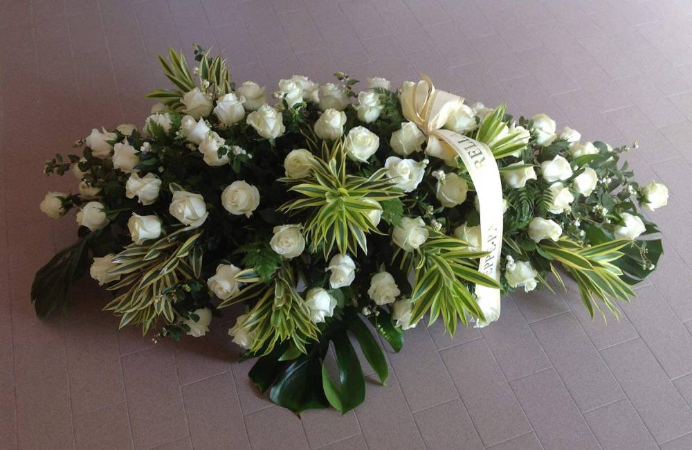 Cuscino rose bianche Impresa Funebre Greggio